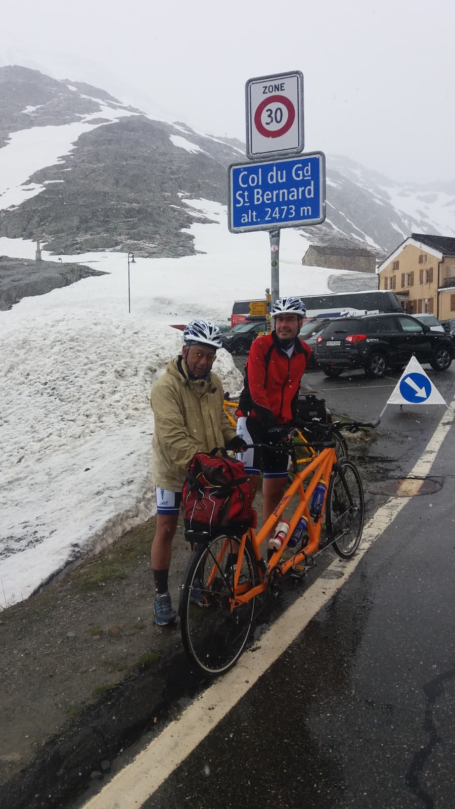 David et Gowir au sommet du Grand St-Bernard dans la neige !