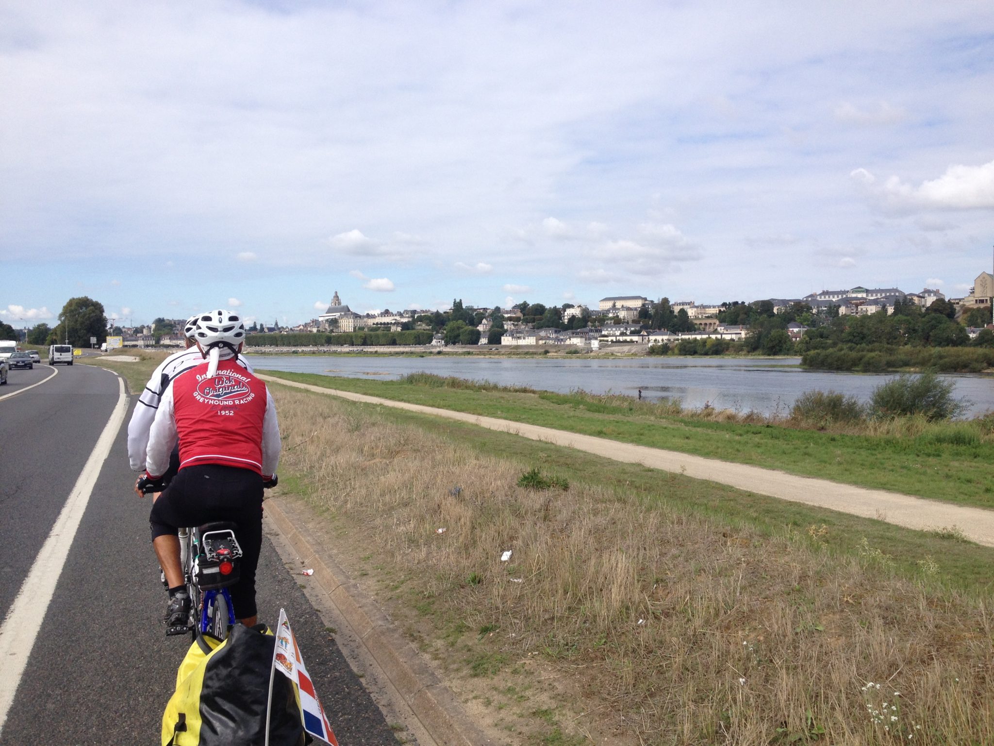 en longeant un fleuve