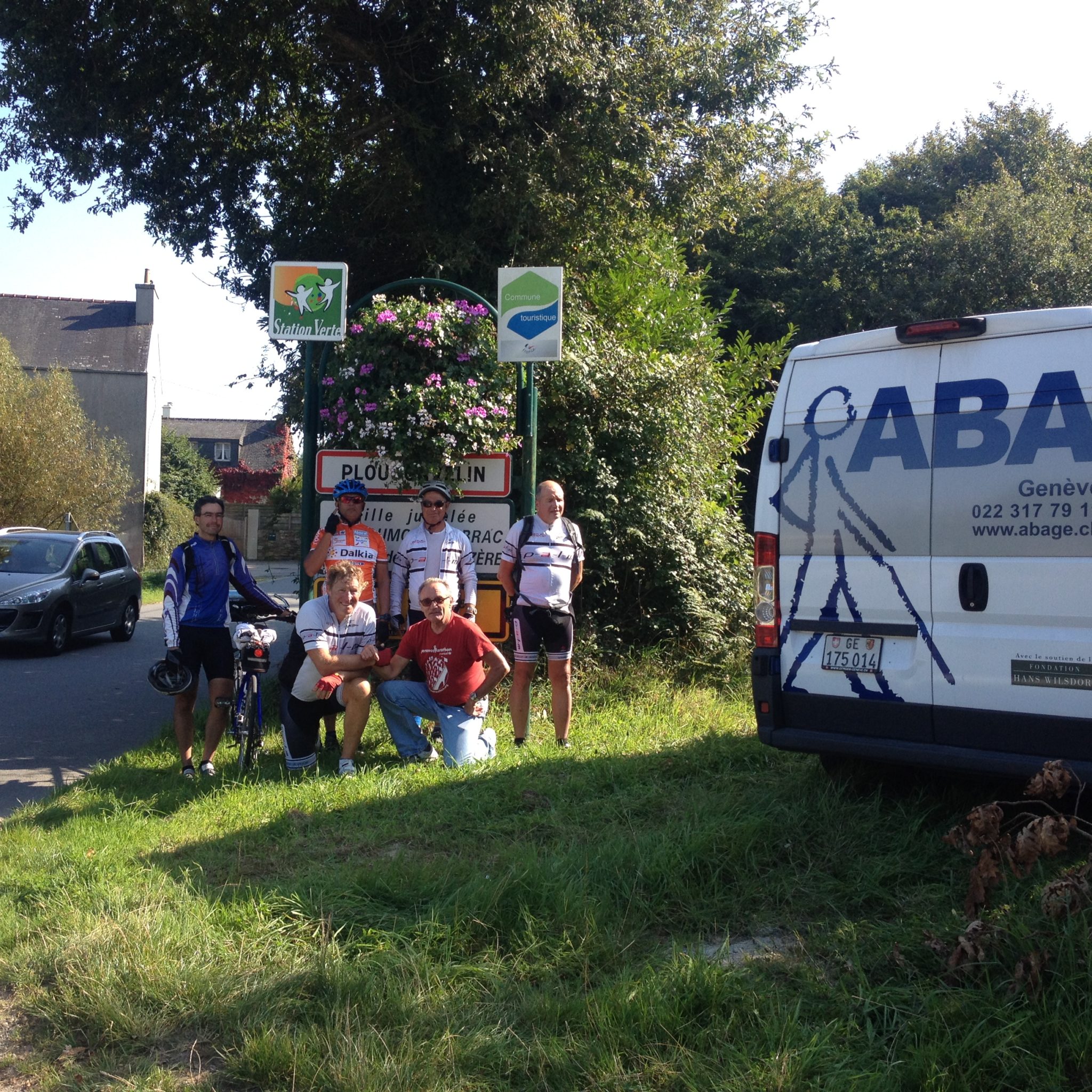 devant le bus de l'ABA