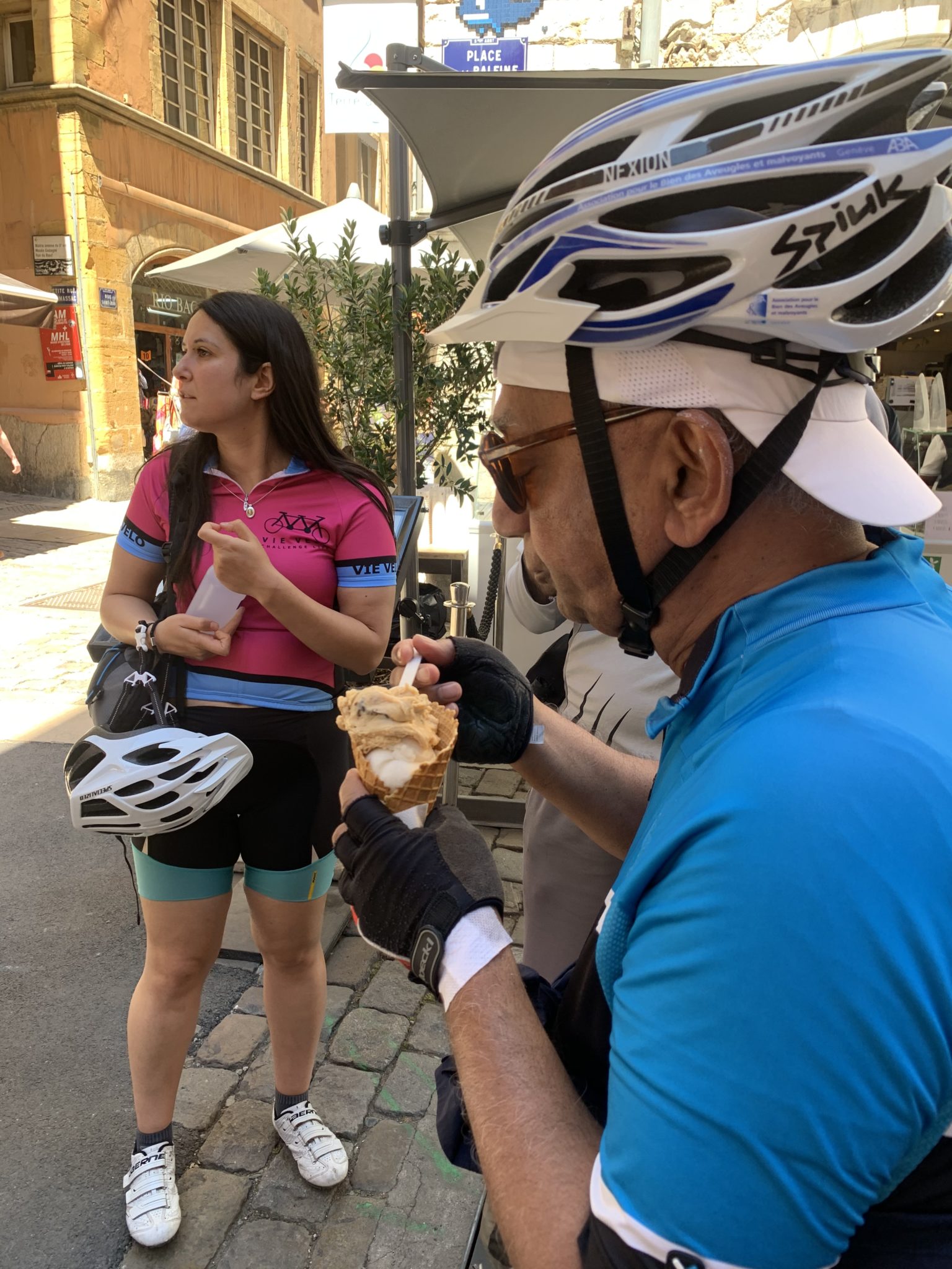 Gowri mange une glace